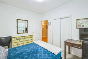 6 Schlafzimmer, Schreibtisch, Bügeleisen/Bügelbrett, WLAN