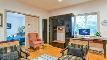 6 bedrooms, desk, iron/ironing board, WiFi
