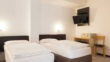 Habitació quàdruple estàndard, balcó | Wifi gratuïta i roba de llit