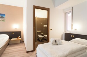 Quarto quádruplo standard, sacada | Wi-Fi de cortesia, roupa de cama