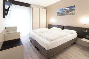 Standard Double Room, Balcony | Free WiFi, bed sheets - Hotel Rudy di Singh Satwant (Riva del Garda)