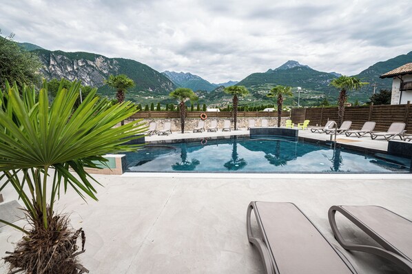Seasonal outdoor pool - Hotel Rudy di Singh Satwant (Riva del Garda)