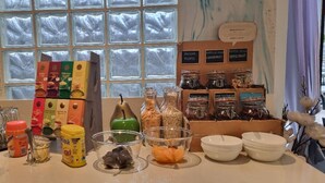 Een ontbijtbuffet met diverse soorten eten en toevoegingen.