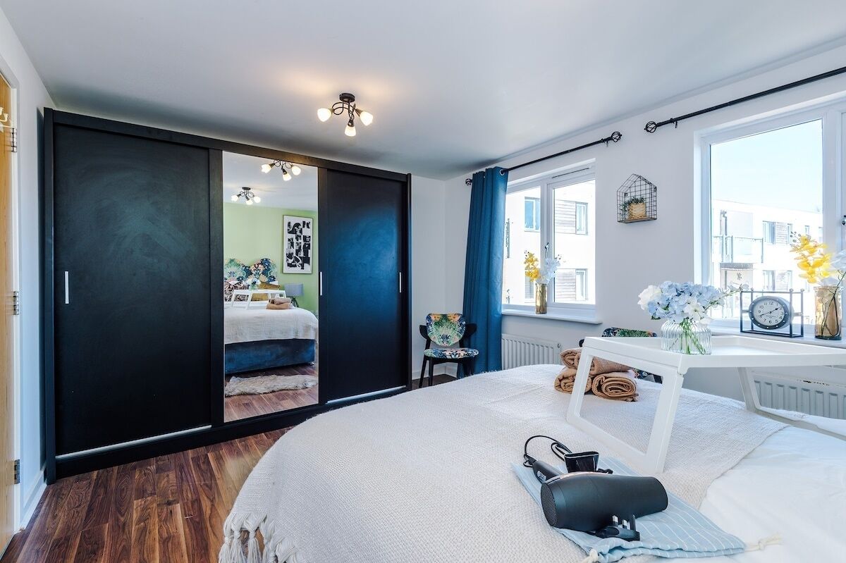 6 bedrooms, iron/ironing board, Internet, bed sheets