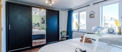 6 bedrooms, iron/ironing board, Internet, bed sheets