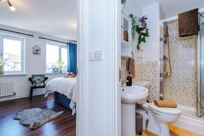 Shower, hair dryer, shampoo - Spacious 5BR | Free Parking | Garden | Manchester (Manchester)