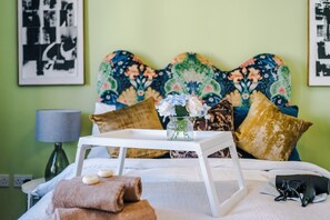 6 bedrooms, iron/ironing board, Internet, bed sheets