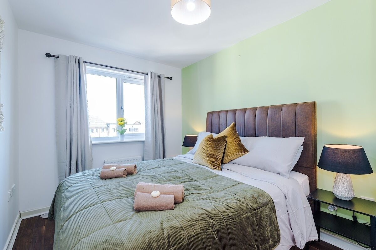 6 bedrooms, iron/ironing board, internet, bed sheets