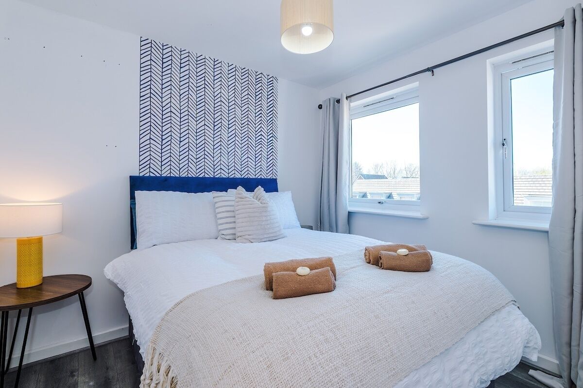 6 bedrooms, iron/ironing board, internet, bed sheets