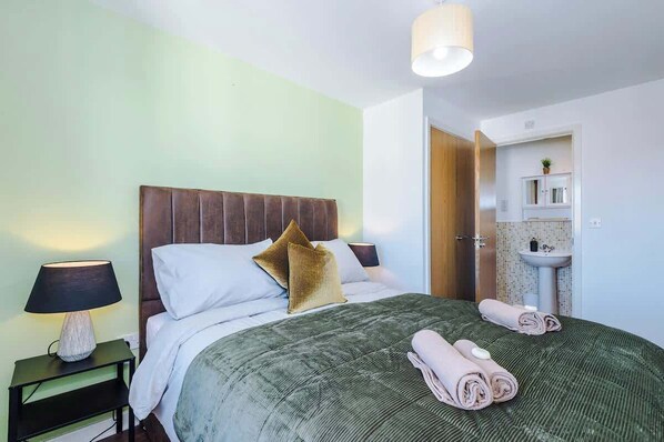 Iron/ironing board, travel cot, WiFi, bed sheets
