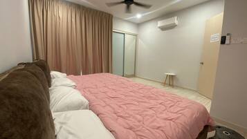 Escritorio, wifi gratis y ropa de cama