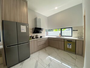 Fridge, stovetop, electric kettle, blender