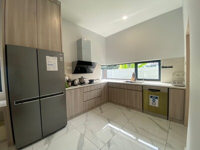 Spacious 4-bedroom 5 full bath semi-D hillside house with beds for 16pax