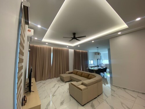 Spacious 4-bedroom 5 full bath semi-D hillside house with beds for 16pax