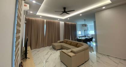 Spacious 4-bedroom 5 full bath semi-D hillside house with beds for 16pax