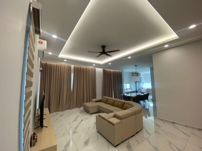 Spacious 4-bedroom 5 full bath semi-D hillside house with beds for 16pax