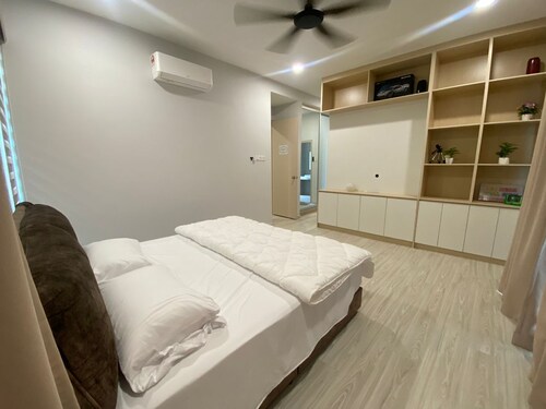 Spacious 4-bedroom 5 full bath semi-D hillside house with beds for 16pax