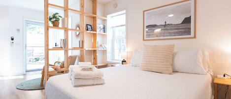 1 habitación, tabla de planchar con plancha, wifi y ropa de cama