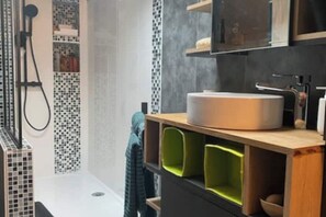 Een haardroger, handdoeken, zeep, toiletpapier