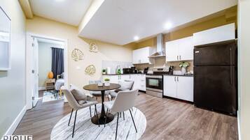 Køleskab, mikrobølgeovn, ovn, kogeplade