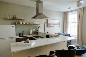 Kühlschrank, Herdplatte, Wasserkocher mit Kaffee-/Teezubehör, Toaster