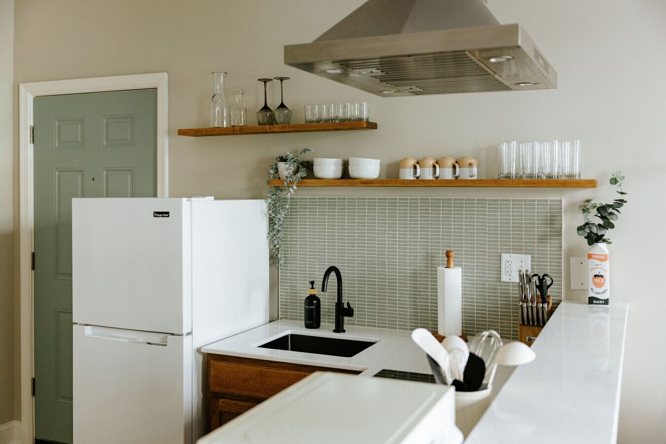 Fridge, stovetop, coffee/tea maker, toaster