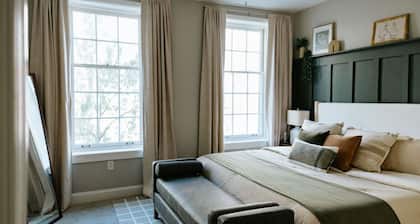 The Citizen Suite | King Bed, Downtown Lancaster, Stylish