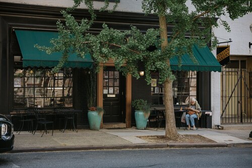 The Citizen Suite | King Bed, Downtown Lancaster, Stylish