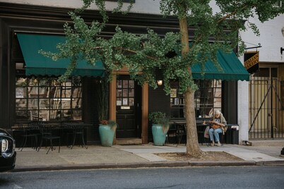 The Citizen Suite | King Bed, Downtown Lancaster, Stylish