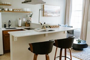 Réfrigérateur, plaque de cuisson, cafetière/bouilloire, grille-pain