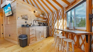 Frigorífic, microones, placa de cuina i cafetera i tetera