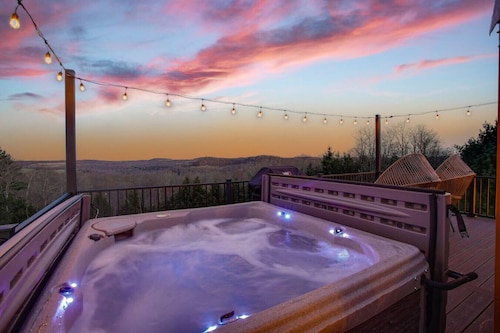 Horizon Hideout | Hot Tub, Mountain Views, Nature Escape