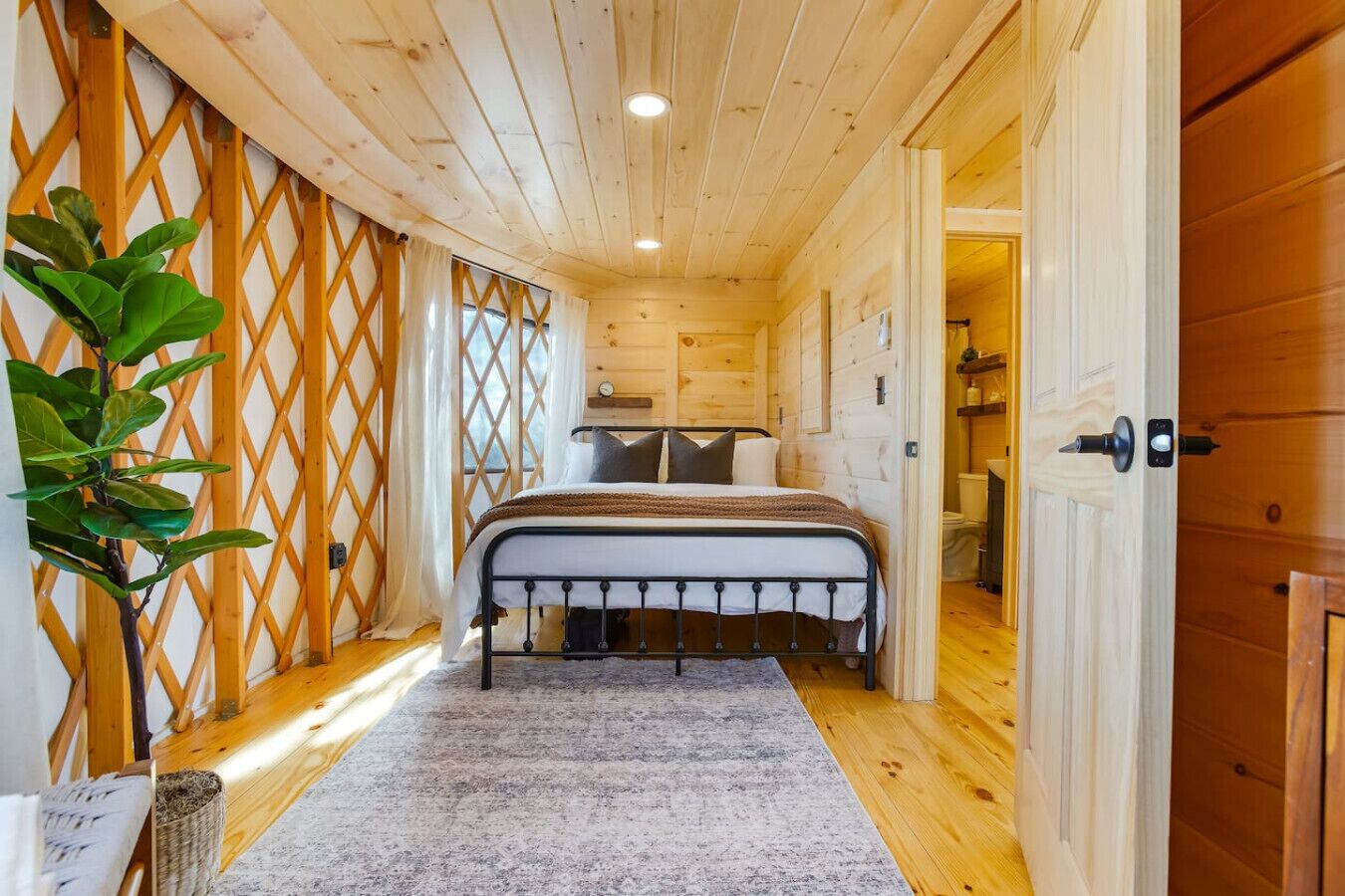1 bedroom, desk, travel crib, WiFi (free)