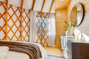 2 bedrooms, desk, travel cot, free WiFi