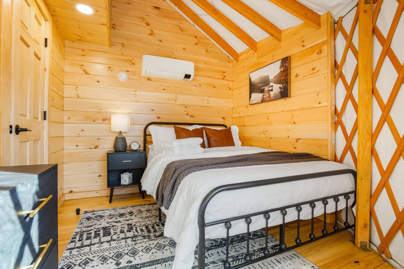 2 bedrooms, desk, travel crib, free WiFi