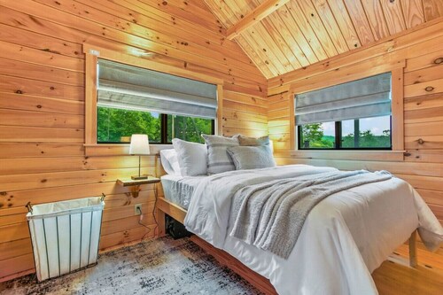 Hidden Creek Hideaway - Cozy Log Cabin w/ Hot Tub, Fire Pit & Scenic Views