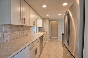 Microwave, oven, stovetop, dishwasher - Heated pool/hot tub home on park like setting 1 mile from historic West Dearborn (Englewood)