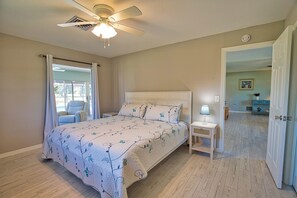 2 bedrooms, iron/ironing board, travel cot, WiFi - Heated pool/hot tub home on park like setting 1 mile from historic West Dearborn (Englewood)