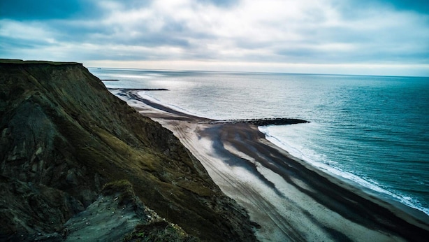 A coastal landscape with a cliff, beach, and ocean under a cloudy sky. - 4 Star Holiday Home in Harboore (Harboore)