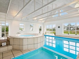 独立别墅 | 泳池 | 室内游泳池，室外游泳池