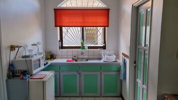 Microondas y placa de cocina