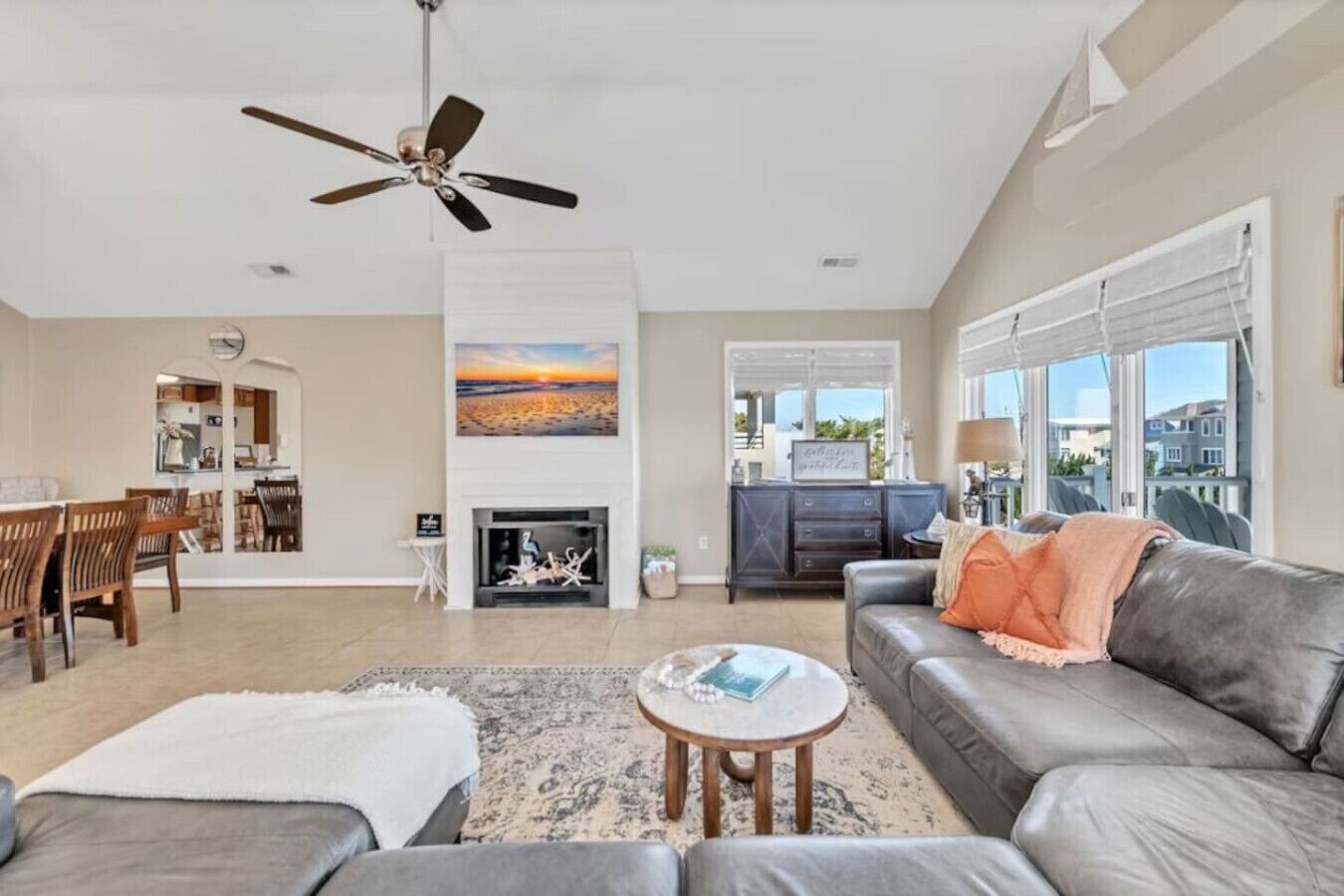 TV connectée, table de tennis de table, livres