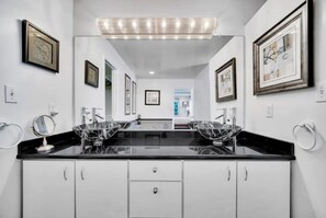 Hårføner og håndklær