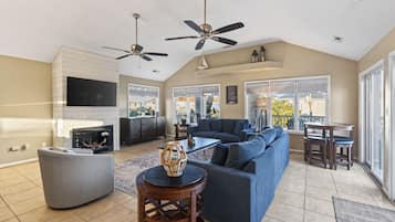 TV connectée, table de tennis de table, livres