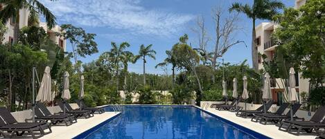 Utendørsbasseng og et oppvarmet basseng