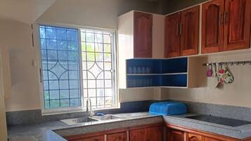 Kühlschrank, Herdplatte, Toaster, Kochgeschirr/Geschirr/Besteck