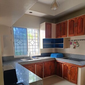 Geladeira, cooktop, torradeira, talheres/pratos/utensílios de cozinha