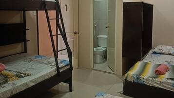 4 quartos, ferros/tábuas de passar roupa, roupa de cama