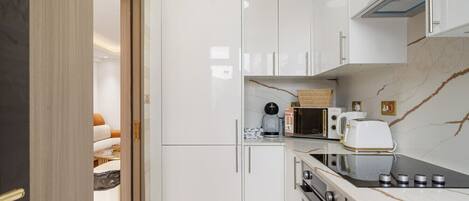 冷蔵庫、電子レンジ、オーブン、コンロ