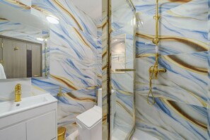 Hair dryer, towels - Opulent Residence in the Heart of Mayfair H4 (London)